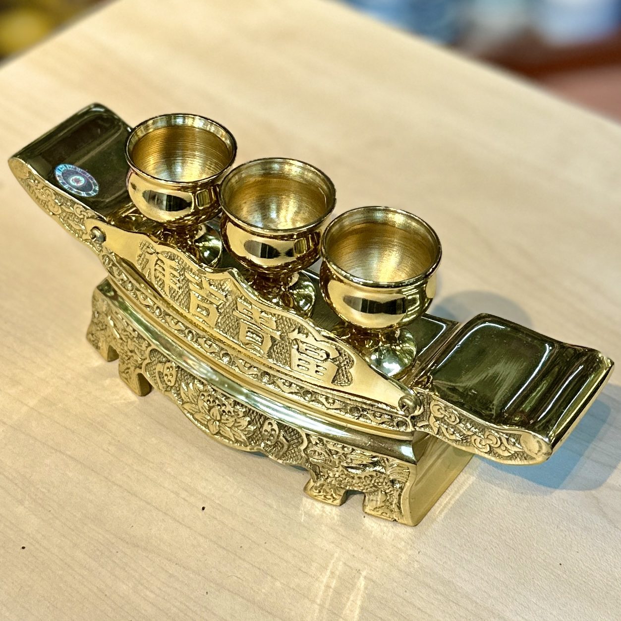 Kỷ Ngai Thờ 3 Chén Đồng Vàng