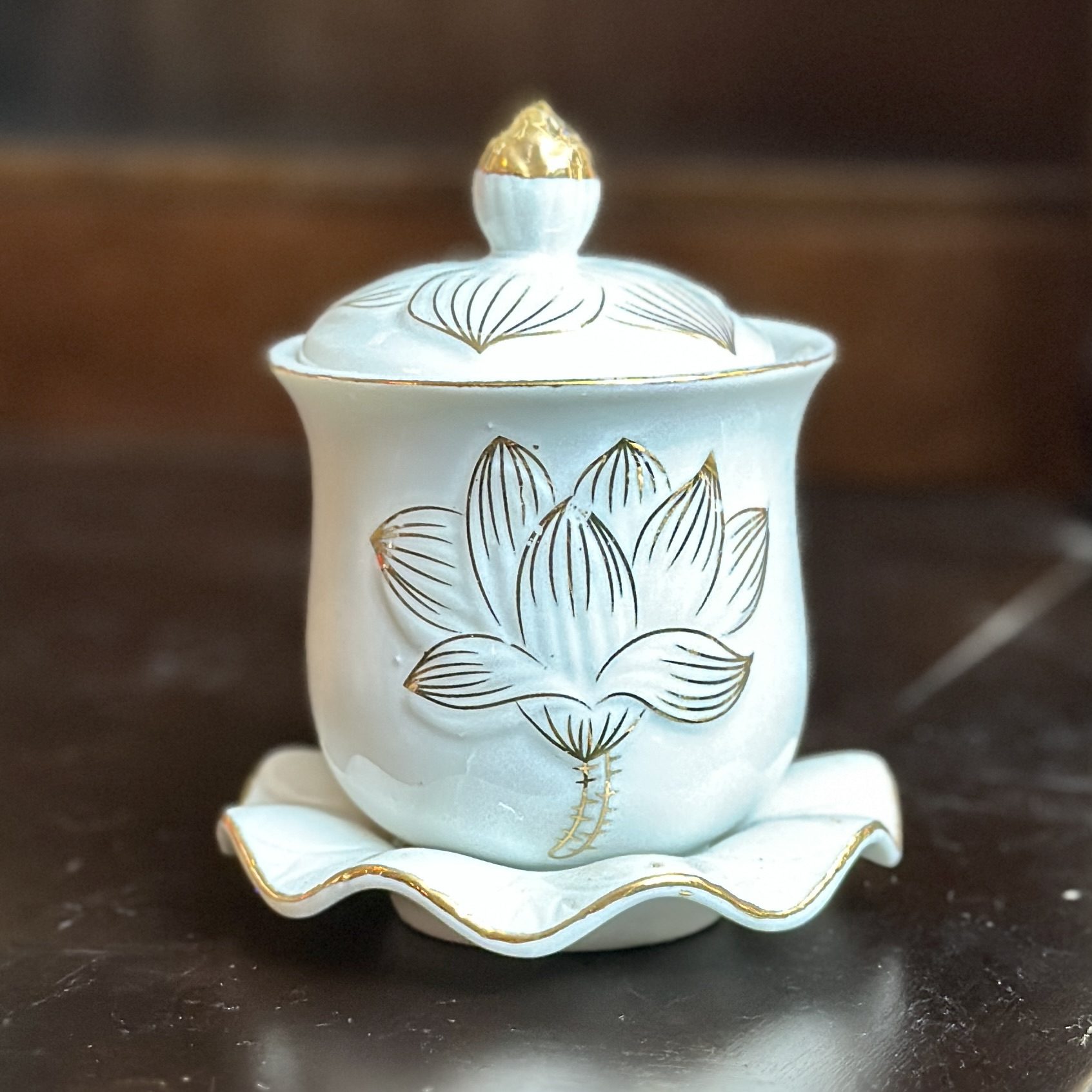 Chóe Thờ Hoa Sen Bạch Ngọc