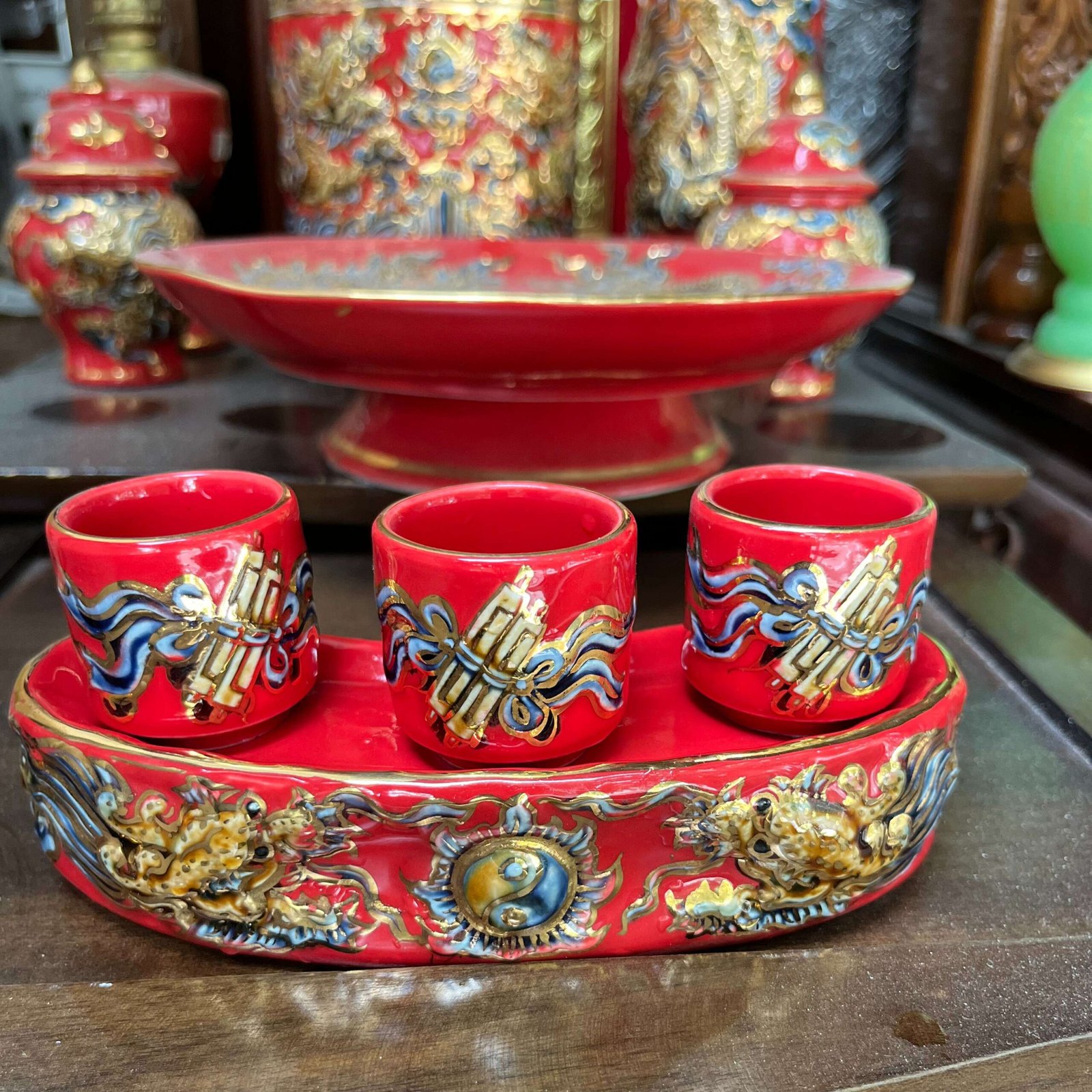 Kỷ/ Khay 3 Chén Men Đỏ Vẽ Vàng 24K