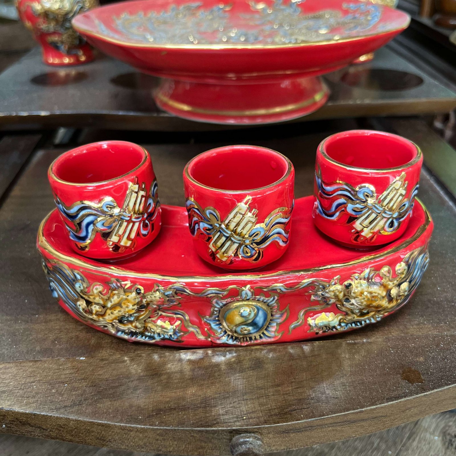 Kỷ/ Khay 3 Chén Men Đỏ Vẽ Vàng 24K