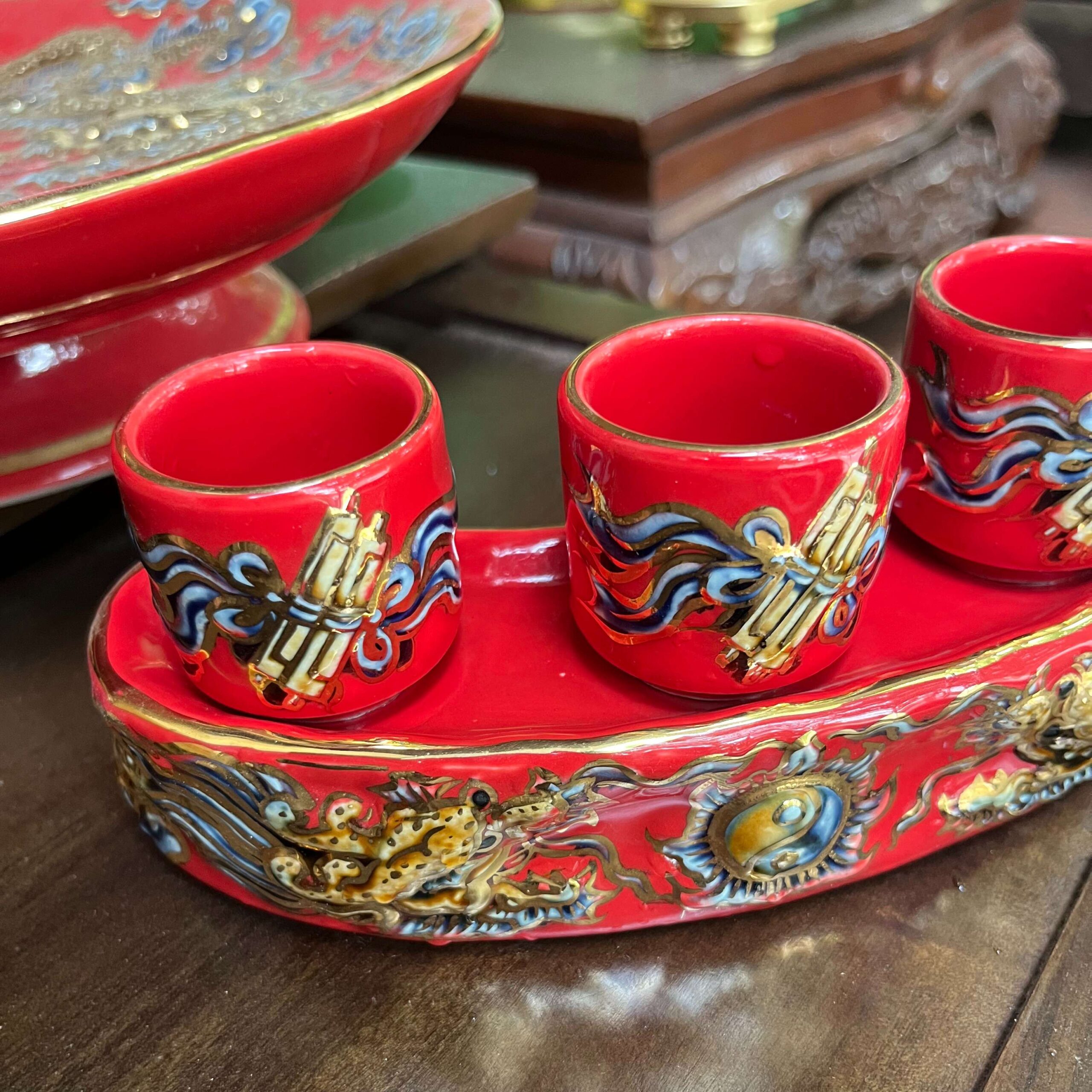 Kỷ/ Khay 3 Chén Men Đỏ Vẽ Vàng 24K