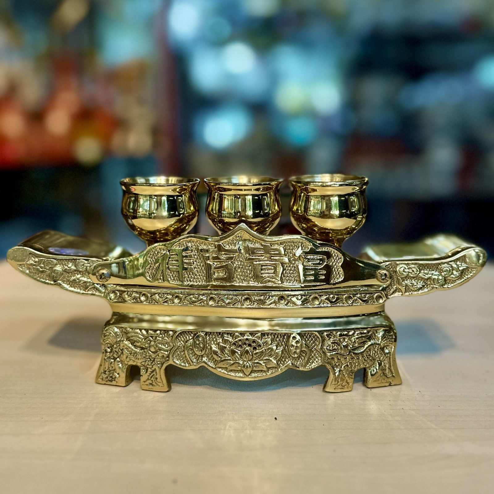 Kỷ Ngai Thờ 3 Chén Đồng Vàng