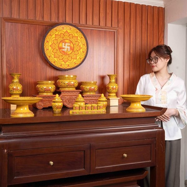 Bộ Đồ Thờ Gia Tiên Sứ Gấm Vàng BTGTSGV1
