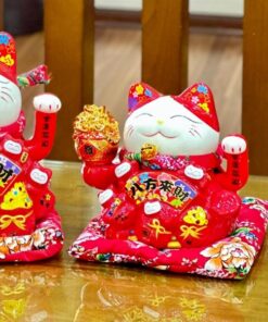 Mèo Thần Tài Đỏ Bát Phương Chiêu Tài