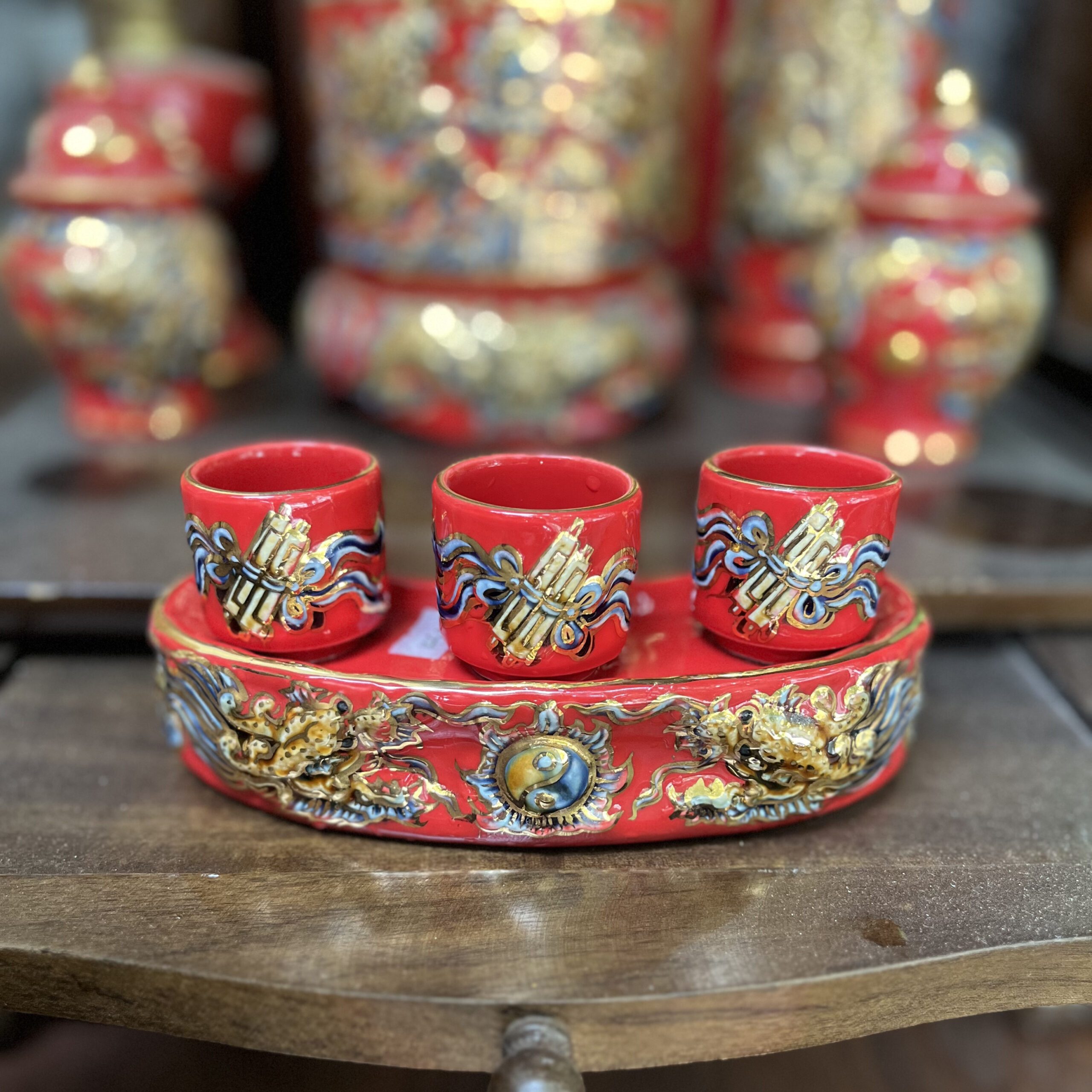 Kỷ/ Khay 3 Chén Men Đỏ Vẽ Vàng 24K