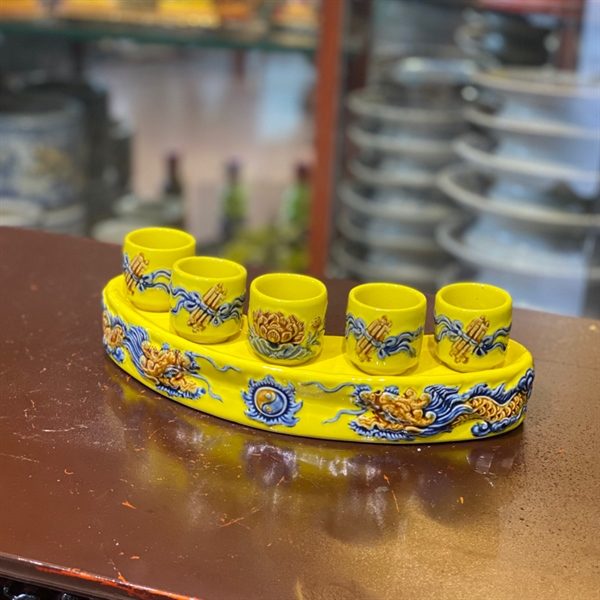 Khay/ Kỷ Nước 5 Chén Men Vàng Hoàng Kim Đắp Nổi