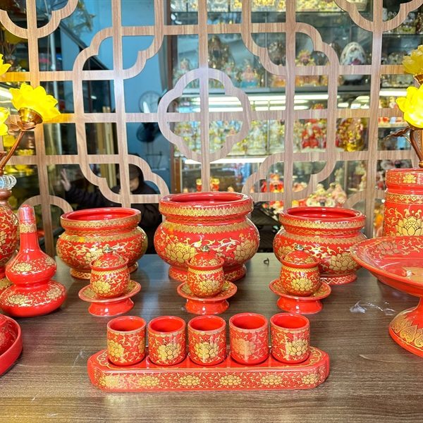 Bộ Đồ Thờ Gia Tiên Sứ Gấm Đỏ