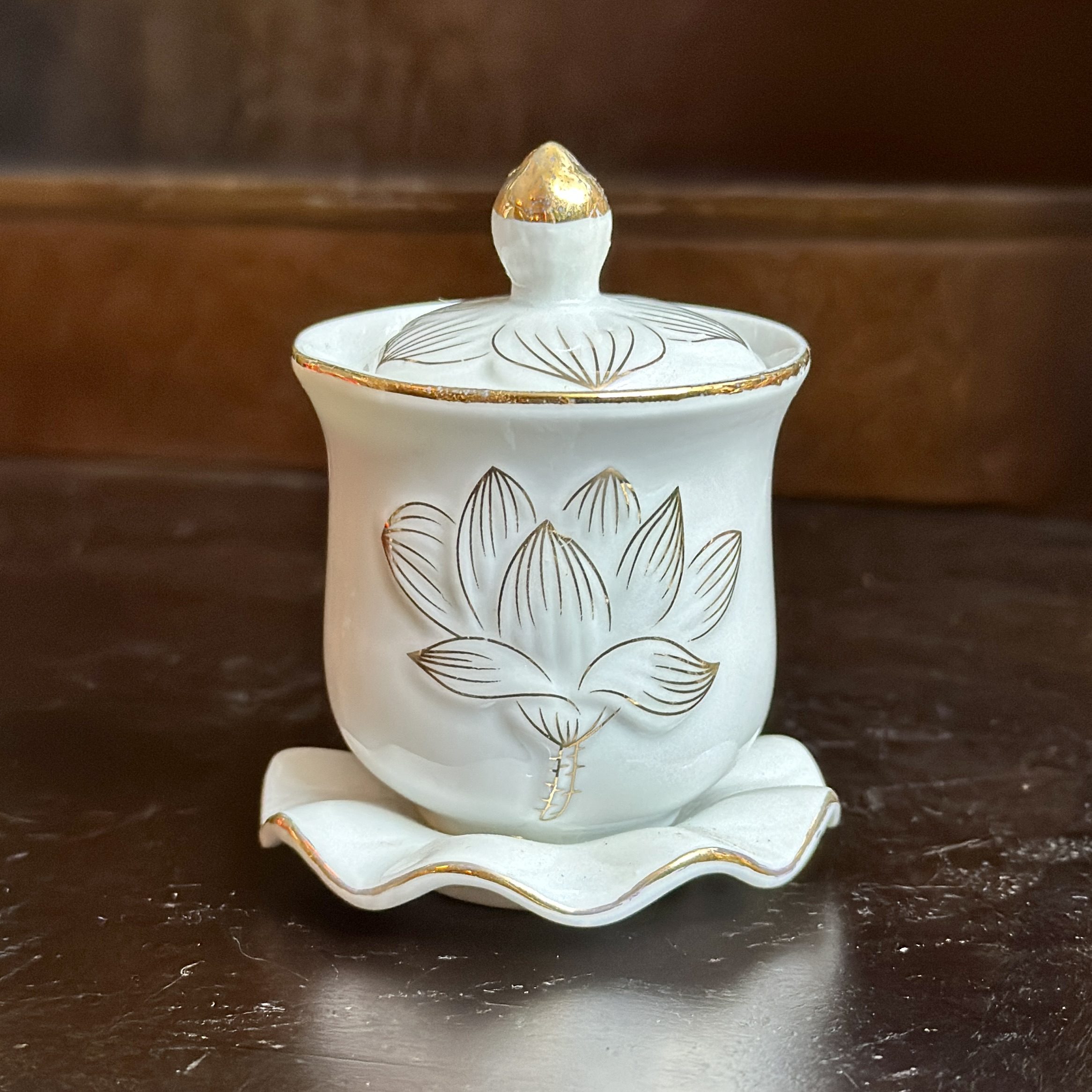 Chóe Thờ Hoa Sen Bạch Ngọc
