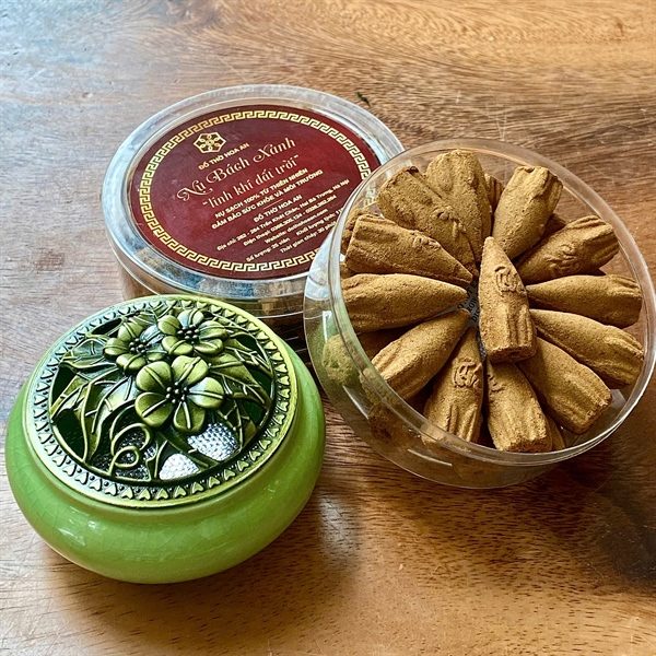 Nụ Trầm Bách Xanh