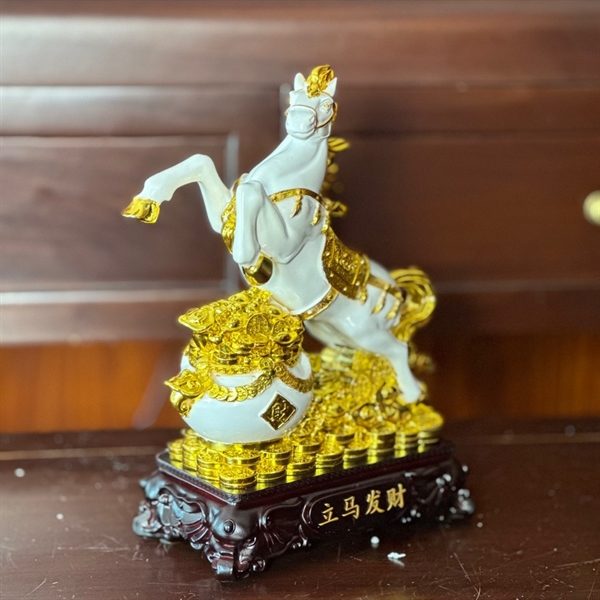 Ngựa Trắng Chiêu Tài Rước Lộc