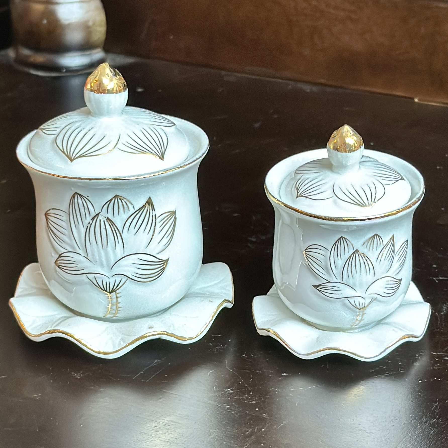 Chóe Thờ Hoa Sen Bạch Ngọc