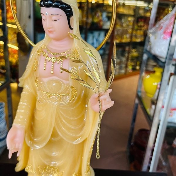 Tượng Phật Bà Quan Thế Âm Bột Đá Vàng Đứng Trên Đài Sen