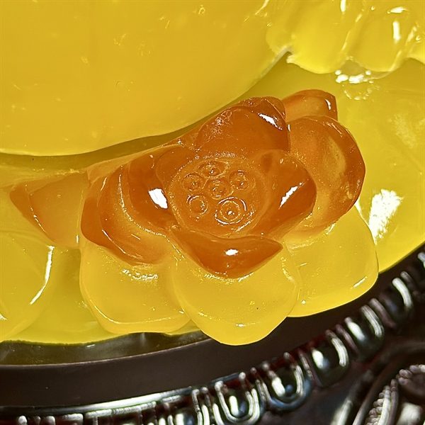 Cóc Thiềm Thừ Tọa Hoa Phong Thuỷ Xoay Đế Gỗ Vàng Mật Ong