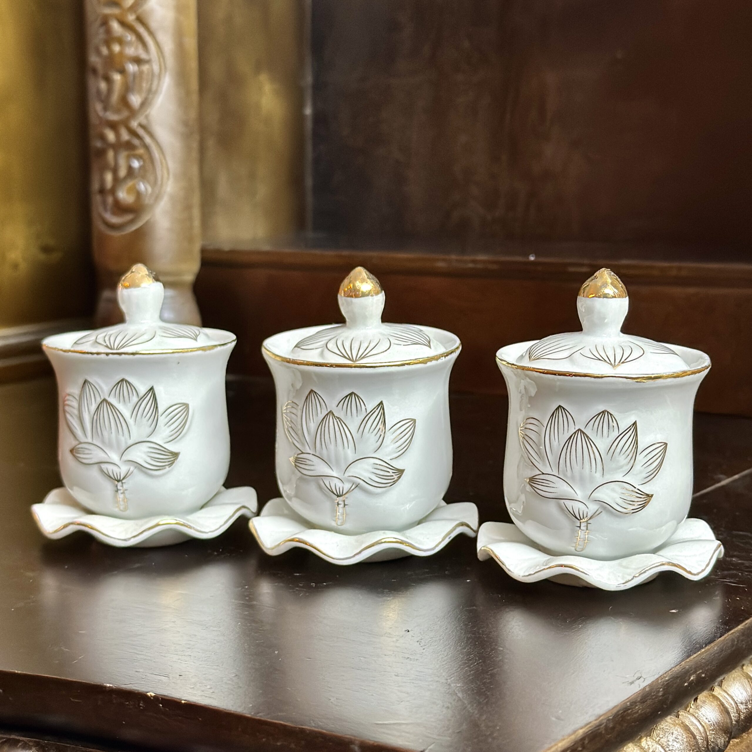 Chóe Thờ Hoa Sen Bạch Ngọc