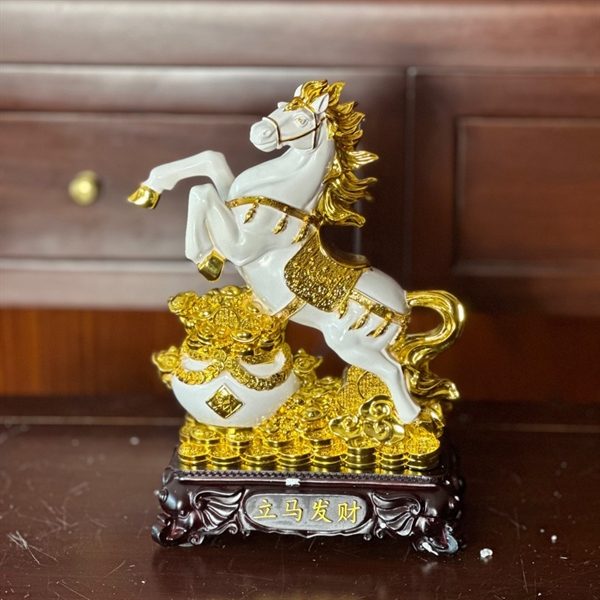 Ngựa Trắng Chiêu Tài Rước Lộc