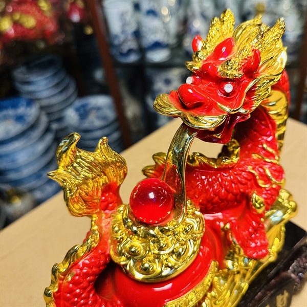 Tượng Rồng Đỏ Ôm Túi Vàng