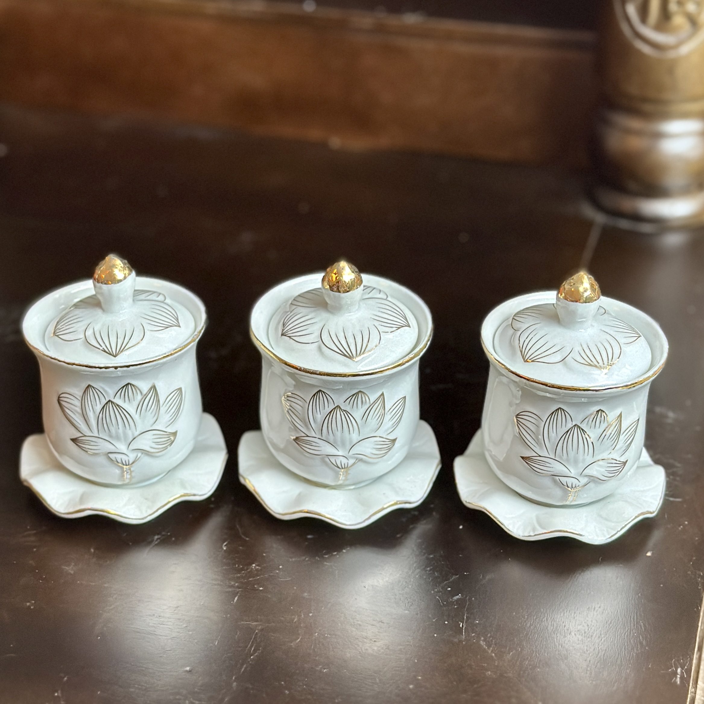 Chóe Thờ Hoa Sen Bạch Ngọc