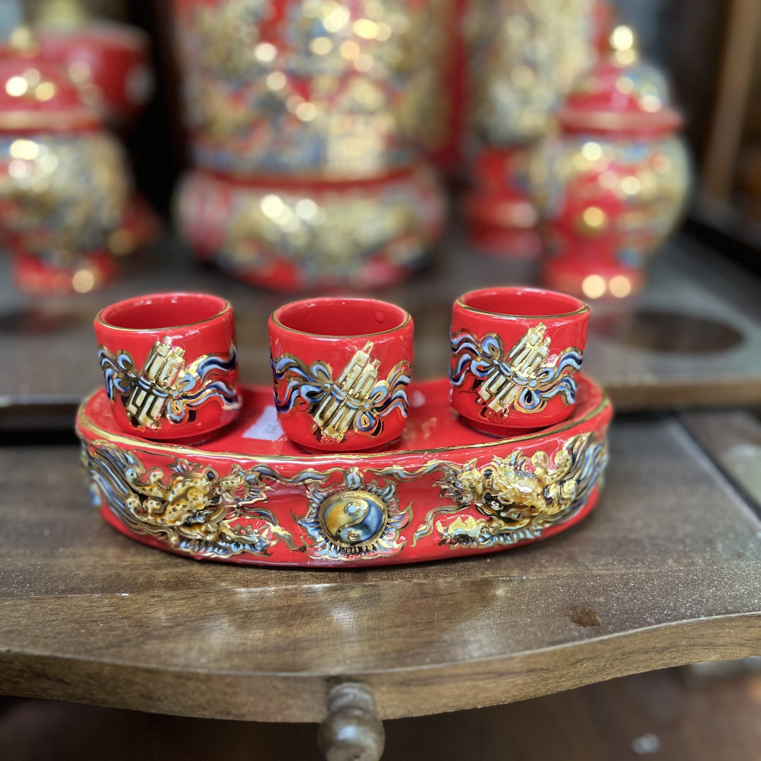 Kỷ/ Khay 3 Chén Men Đỏ Vẽ Vàng 24K