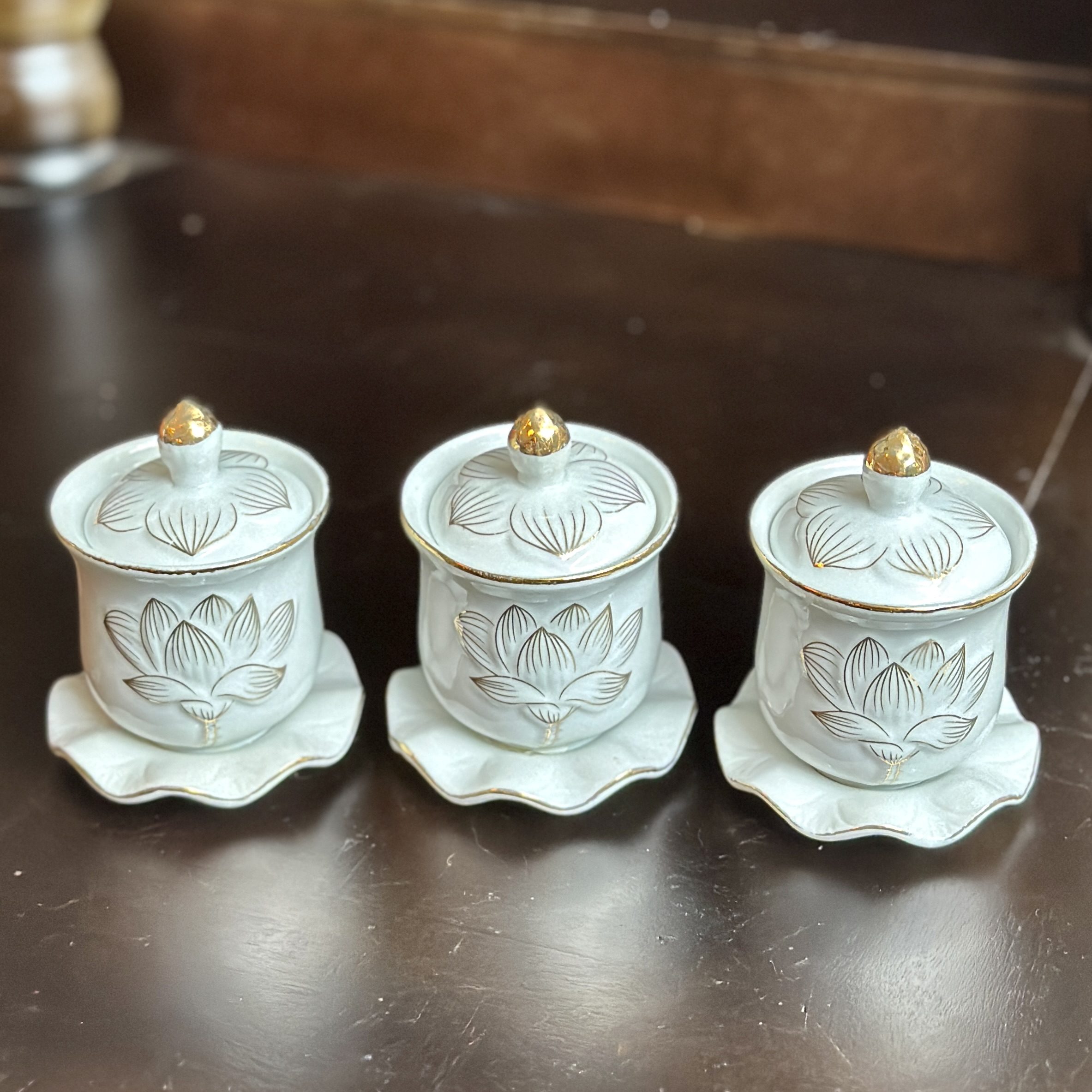 Chóe Thờ Hoa Sen Bạch Ngọc