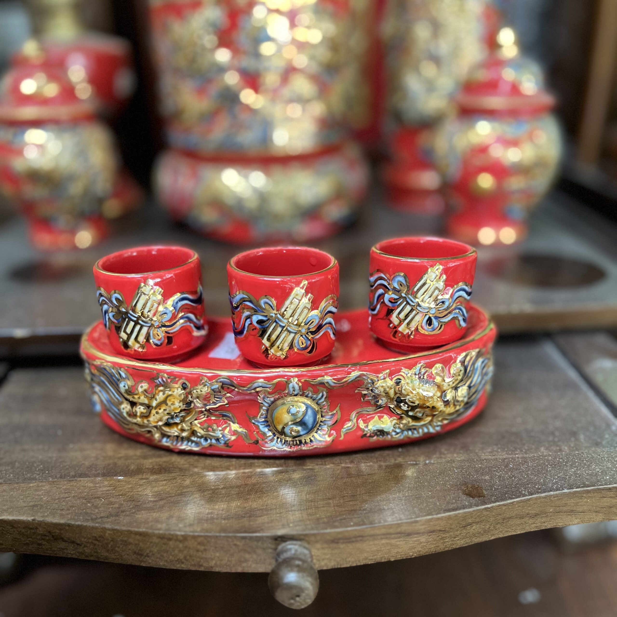 Kỷ/ Khay 3 Chén Men Đỏ Vẽ Vàng 24K