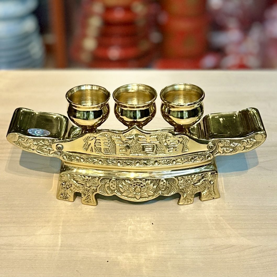 Kỷ Ngai Thờ 3 Chén Đồng Vàng