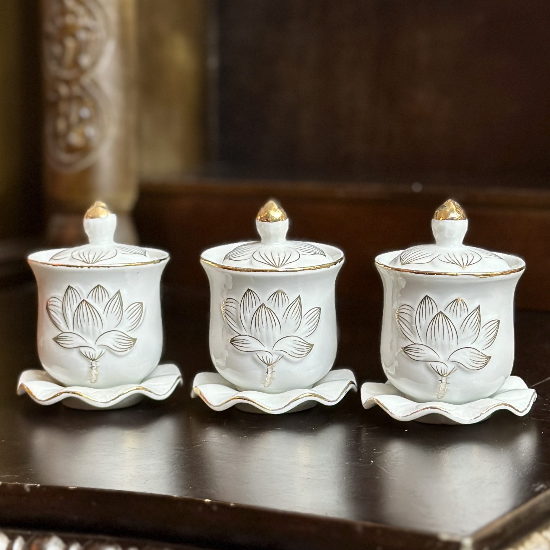 Chóe Thờ Hoa Sen Bạch Ngọc