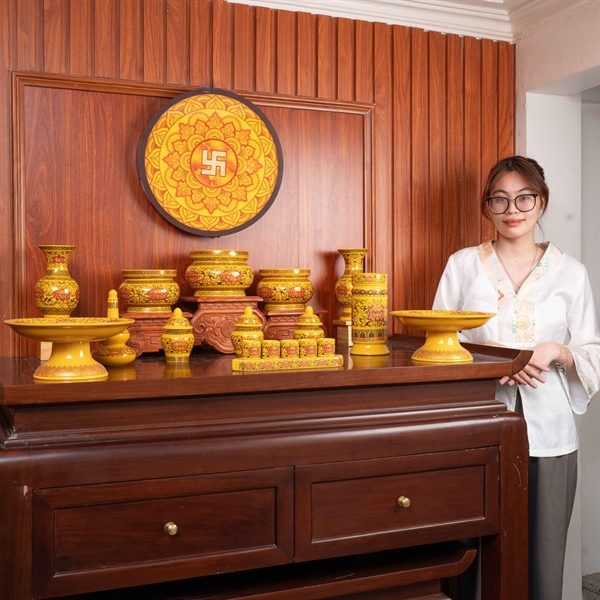 Bộ Đồ Thờ Gia Tiên Sứ Gấm Vàng BTGTSGV2