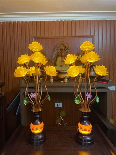 Đèn Thờ Hoa Sen Lưu Ly 7 Bông Thân Ngọc Đen