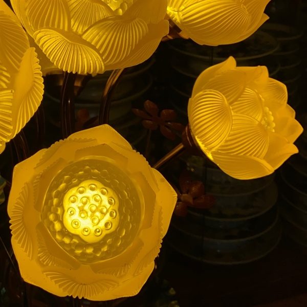 Đèn Thờ Hoa Sen 9 Bông Lưu Ly Thân Sứ Đuôi Cá