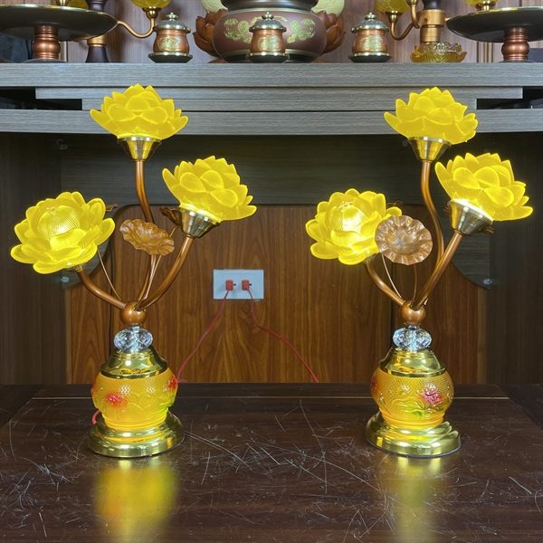 Đèn Thờ Lưu Ly 3 Bông 3 Chạc Bình Thủy Tinh
