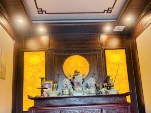 Bàn thờ gia tiên đặt trong phòng thờ riêng ốp gỗ, hướng nhìn không thẳng ra cửa ra vào
