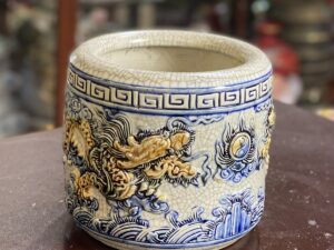 Bát hương gốm men rạn đắp nổi hoa văn rồng, dùng khi bốc bát hương cho bàn thờ gia tiên