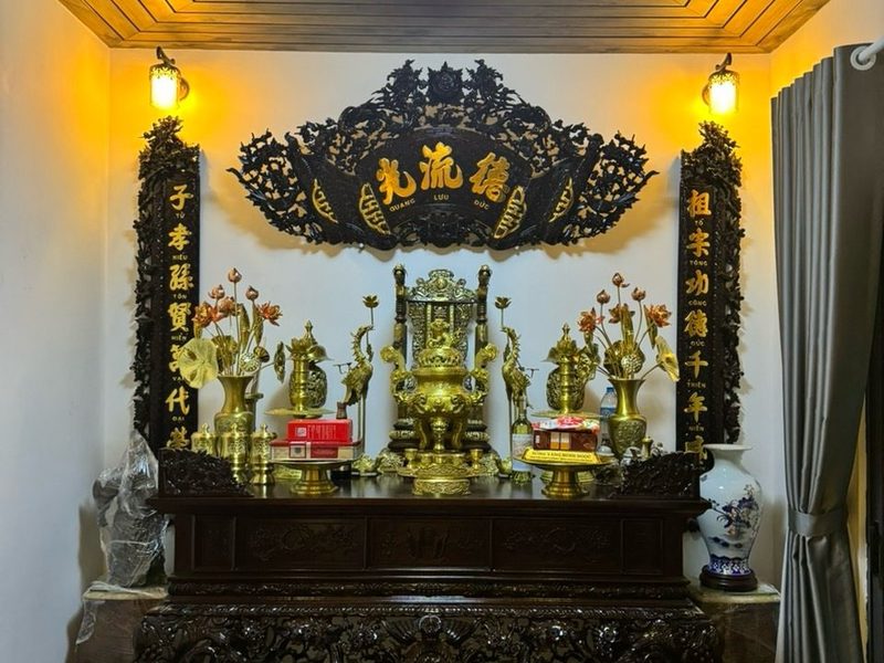 Bộ đồ thờ gia tiên đầy đủ, chạm trổ thếp vàng