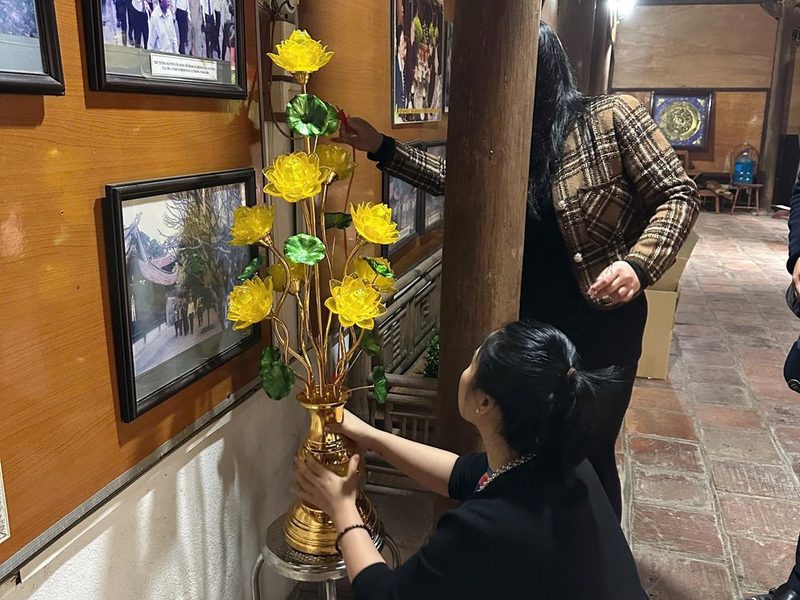 Chủ nhà sắp xếp lọ hoa cung tiến tại nhà thờ chế chi Hương Đào