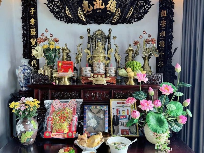 Không gian thờ gia tiên với mâm cúng đầy đủ