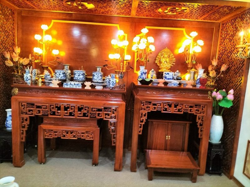 Cặp bàn thờ gỗ gốc đỏ sãm tại nhà khách
